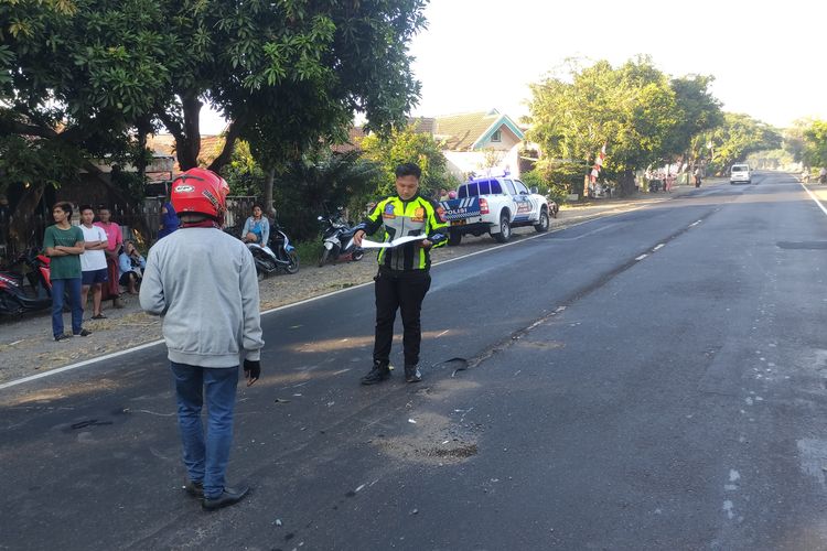 Kepolisian saat melakukan olah TKP tabrak lari di Jalan Nasional Pasir Putih, Kecamatan Bungatan, Kabupaten Situbondo, Provinsi Jawa Timur pada Minggu (1/9/2024).