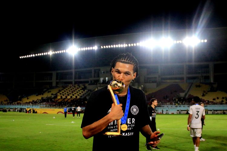 Pemain Timnas Jerman Paris Brunner mencium trofi pemain terbaik usai meraih juara Piala Dunia U17 2023 Indonesia mengalahkan Perancis dengan skor 2-2 (4-3) yang berlangsung di Stadion Manahan Solo, Sabtu (2/12/2023) malam.