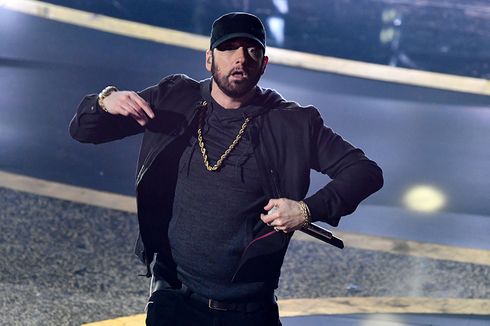 Singgung Chris Brown, Eminem Minta Maaf kepada Rihanna Lewat Lagu
