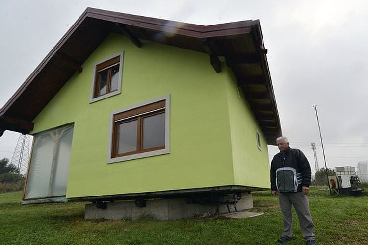 Vojin Kusic yang membangun rumah yang dapat berputar 360 derajat meski sebenarnya dia tidak memiliki pelatihan arsitektur atau teknik formal, karena ia tidak pernah kuliah.

