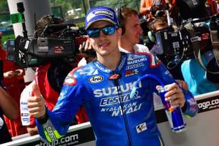 Pebalap Suzuki Ecstar asal Spanyol. Maverick Vinales, merayakan hasil menjadi yang tercepat kedua pada sesi kualifikasi GP Italia di Sirkuit Mugello, Sabatu (21/5/2016).