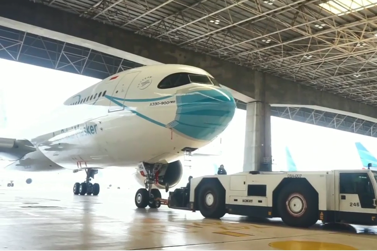 Tangkapan layar pesawat maskapai penerbangan Garuda Indonesia menggunakan masker, Selasa (13/10/2020).