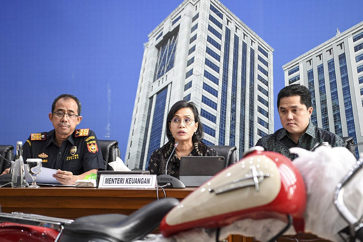 Menteri Keuangan Sri Mulyani (tengah) bersama Menteri BUMN Erick Thohir (kanan) dan Dirjen Bea Cukai Kemenkeu Heru Pambudi (kiri) menggelar konferensi pers terkait penyelundupan motor Harlery Davidson dan sepeda Brompton menggunakan pesawat baru milik Garuda Indonesia di Kementerian Keuangan, Jakarta, Kamis (5/12/2019). Direktorat Jenderal Bea dan Cukai Kemenkeu berhasil mengungkap penyelundupan sepeda motor Harley Davidson pesanan Direktur Utama PT Garuda Indonesia Tbk, I Gusti Ngurah Askhara dan dua sepeda Brompton beserta aksesorisnya menggunakan pesawat baru Airbus A330-900 Neo milik Garuda Indonesia.