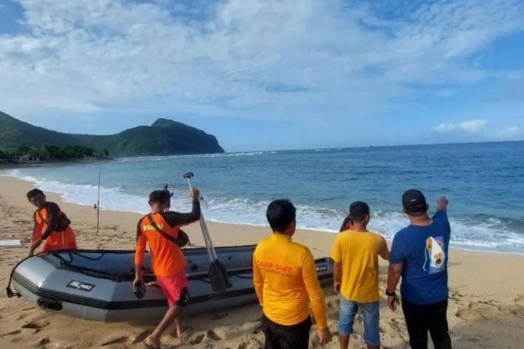Tim SAR menemukan mayat pria asal Sumatera yang tenggelam di Pantai Lawar Sumbawa Barat 