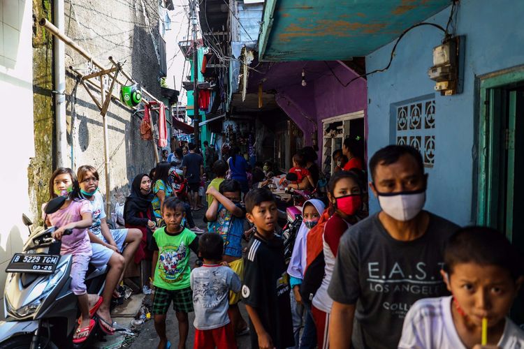 Warga yang sebagian tidak menggunakan masker berkumpul di gang di kawasan Kebon Pala, Jakarta Timur, Senin (5/10/2020). Pembatasan sosial berskala besar (PSBB) di Jakarta untuk mengendalikan penularan Covid-19 telah memasuki pekan ketiga.