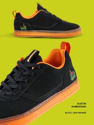 Di tangan pemilik label clothing Kamengski Sulaiman Said asal Jakart, Sepatu League Austin yang kali pertama diproduksi pada 2016 mendapatkan pendekatan jenaka pada terapan grafisnya.
