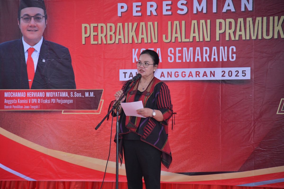 Wali Kota Semarang Agustina Wilujeng dalam peresmian Jalan Pramuka di Kelurahan Pudakpayung setelah rampung diperbaiki melalui program Inpres Jalan Daerah. 