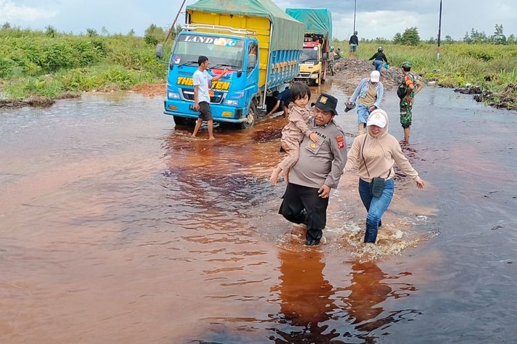 Sejumlah ruas Jalan Pelang-Tumbang Titi, Kabupaten Ketapang, Kalimantan Barat (Kalbar) mengalami rusak. Satu di antara warga, Yopi mengatakan, kondisi jalan yang telah rusak tersebut diperparah hujan deras, sehingga tergenang air.