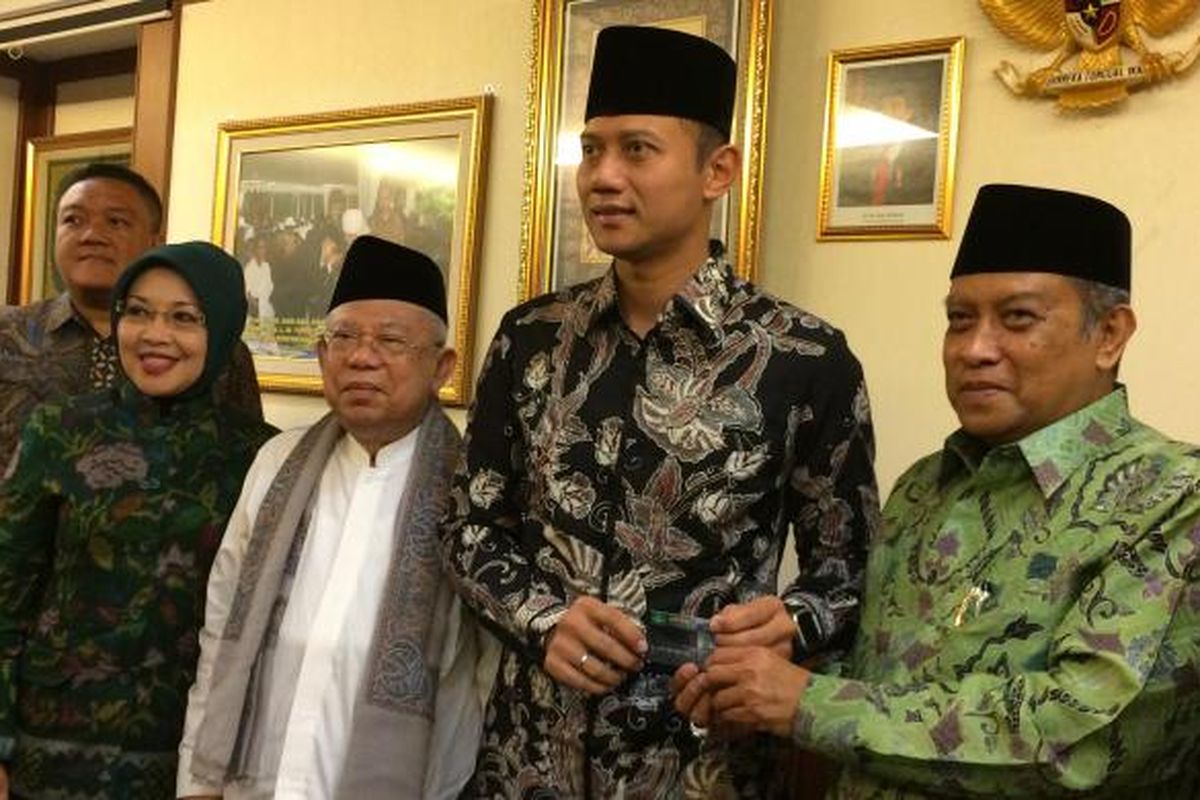 Dari kiri, bakal calon wakil gubernur DKI Jakarta Sylviana Murni, Rais Aam PBNU KH Maruf Amin, bakal calon gubernur DKI Jakarta Agus Harimurti Yudhoyono dam Ketua Umum PBNU Said Aqil Siroj di Gedung PBNU, Jakarta, Jumat (7/10/2016).