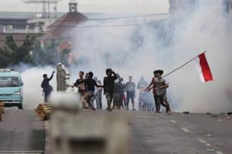 Warga Kampung Pulo, Jakarta Timur, terlibat kerusuhan dengan Satpol PP dan polisi di Jalan Jatinegara Barat, Kamis (20/8/2015). Kerusuhan terjadi karena warga menolak digusur dan dipindahkan untuk normalisasi Kali Ciliwung.