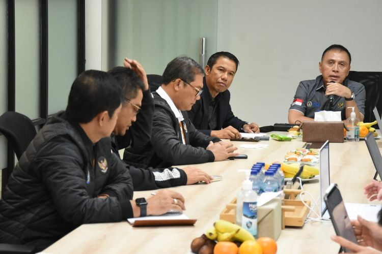 Ketua Umum PSSI Mochamad Iriawan, memimpin rapat terhadap kasus Vietnam vs Thailand pada laga Grup A Piala AFF U19 2022 di kantor PT LIB, Senin (11/7/2022). Terkini, Iriawan sudah menggelar Rapat Exco PSSI pada Jumat (28/10/2022). Tujuannya untuk mempercepat Kongres Luar Biasa PSSI demi keberlangsungan liga di Indonesia.