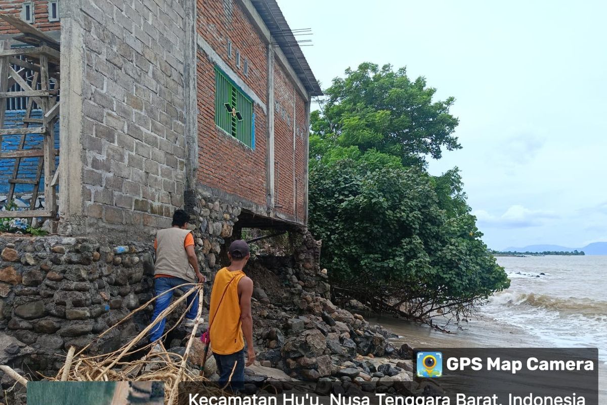 Rumah Warga di Dompu Terancam Ambruk Dihantam Banjir Rob