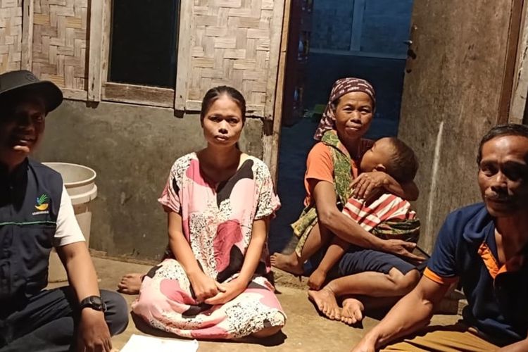 Petugas Dinas Sosial Kabupaten Bandung, saat mengunjungi kediiaman pemulung yang viral di sosial media milik Gubernur Jawa Barat Dedi Mulyadi lantaran memakan bangkai ayam, Jumat (18/7/2025)