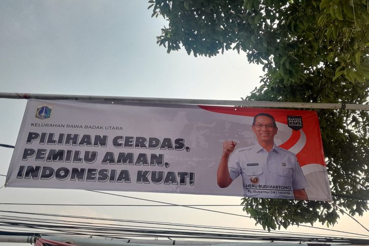 Pemprov DKI Jakarta pasang spanduk himbauan pemilu Heru Budi Hartono di Jakarta