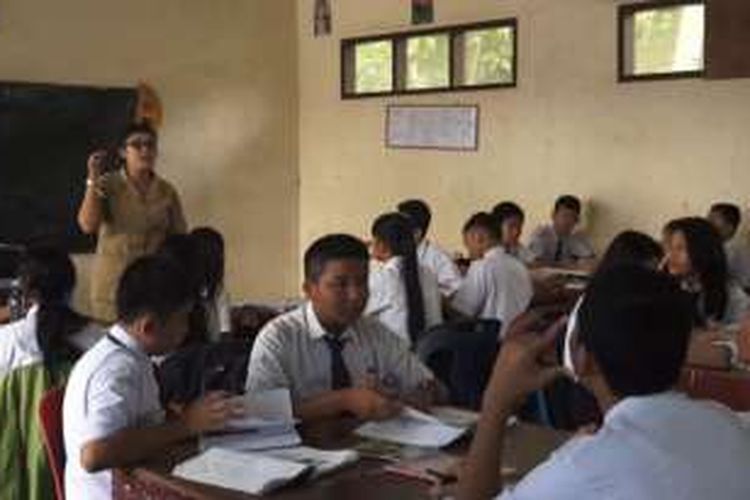 Suasana Kegiatan Belajar Mengajar di salah satu kelas di SMP Negeri 1 Gunungsitoli.