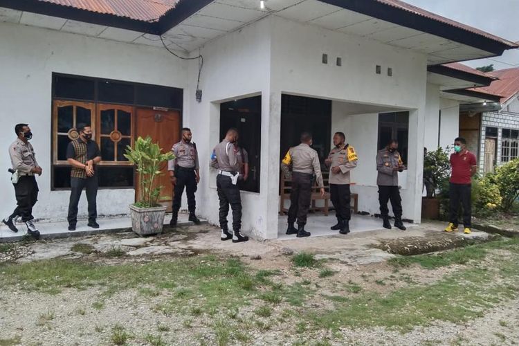 Kapolres Sumba Barat, AKBP FX Irwan Arianto bersama beberapa anggotanya saat mengunjungi tempat karantina terpusat Covid-19 Kabupaten Sumba Barat, Nusa Tenggara Timur (NTT) pada 23 Oktober 2020.