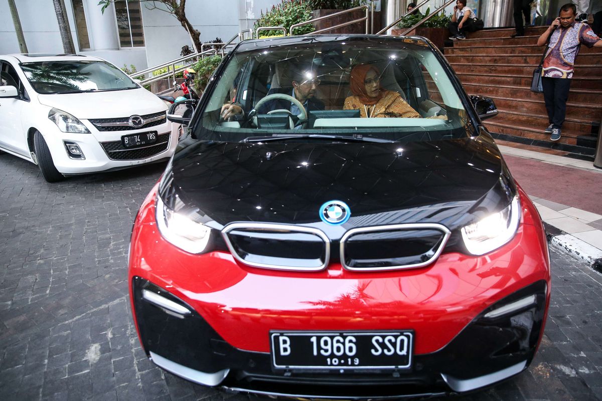 Plt. Direktur Utama PLN, Sripeni Inten dan Ramesh Divyanathan sebagai Direktur Presiden BMW Group Indonesia berdiskusi dengan menaiki mobil Electric Vehicle (EV) BMW i3 di Jakarta, Rabu (16/10/2019). PT PLN Persero menggandeng 20 perusahaan dalam kerjasama percepatan kendaraan bermotor listrik berbasis baterai untuk transportasi jalan dan SPKLU. Kegiatan ini merupakan langkah nyata untuk menindaklanjuti Peraturan Presiden (PERPRES)
tentang Percepatan Program Kendaraan Bermotor Listrik Berbasis Baterai (Battery Electric Vehicle) untuk Transportasi Jalan Nomor 55 tahun 2019.