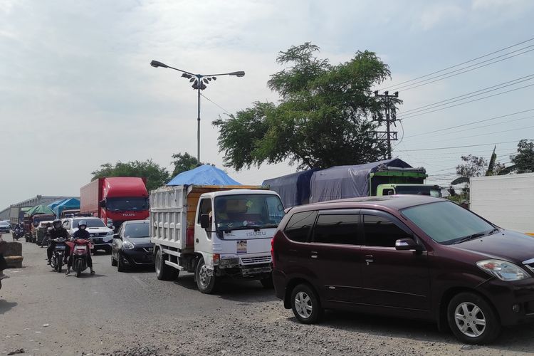 Ratusan kendaraan mengantre untuk melintas Jalan Pantura di Kecamatan Karanganyar, Kabupaten Demak, Rabu (3/7/2024). (KOMPAS.COM/NUR ZAIDI)