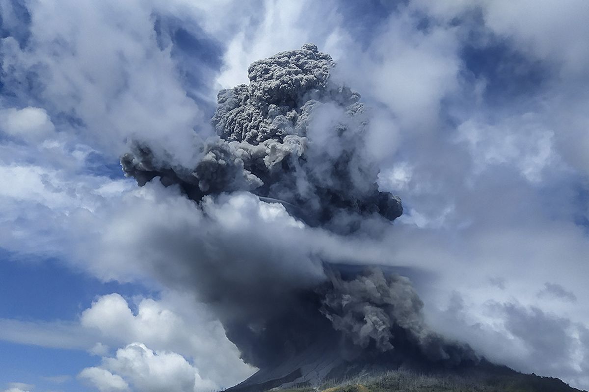 Gunung Sinabung menyemburkan material vulkanik saat erupsi di Karo, Sumatera Utara, Senin (10/8/2020). Gunung Sinabung erupsi dengan tinggi kolom 5.000 meter di atas puncak atau sekitar 7.460 meter di atas permukaan laut.