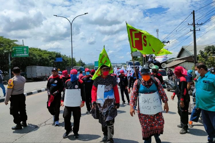 Aksi jalan kaki buruh dari Kendal ke Kota Semarang, Kamis (23/12/2021)