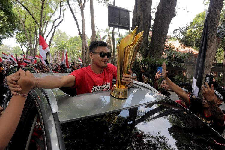 Wawan Hendrawan bersama tropi juara Liga 1 2019 konvoi menyapa masyarakat Bali, Senin (23/12/2019) siang.