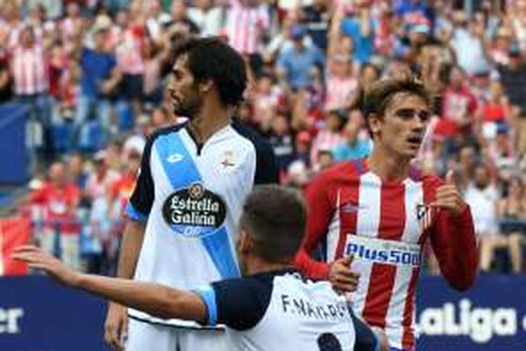 Antoine Griezmann mencetak gol Atletico Madrid ke gawang Deportivo La Coruna pada partai lanjutan La Liga di Stadion Vicente Calderon, Minggu (25/9/2016).