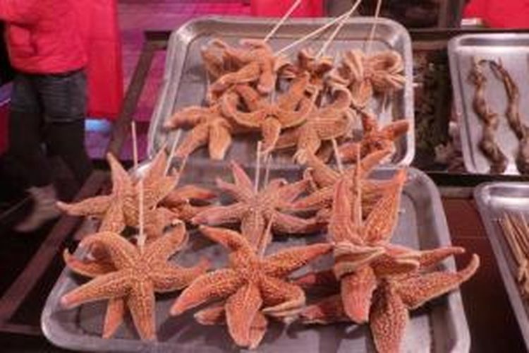 Bintang laut goreng dijajakan di jalan Wangfujing, Beijing.