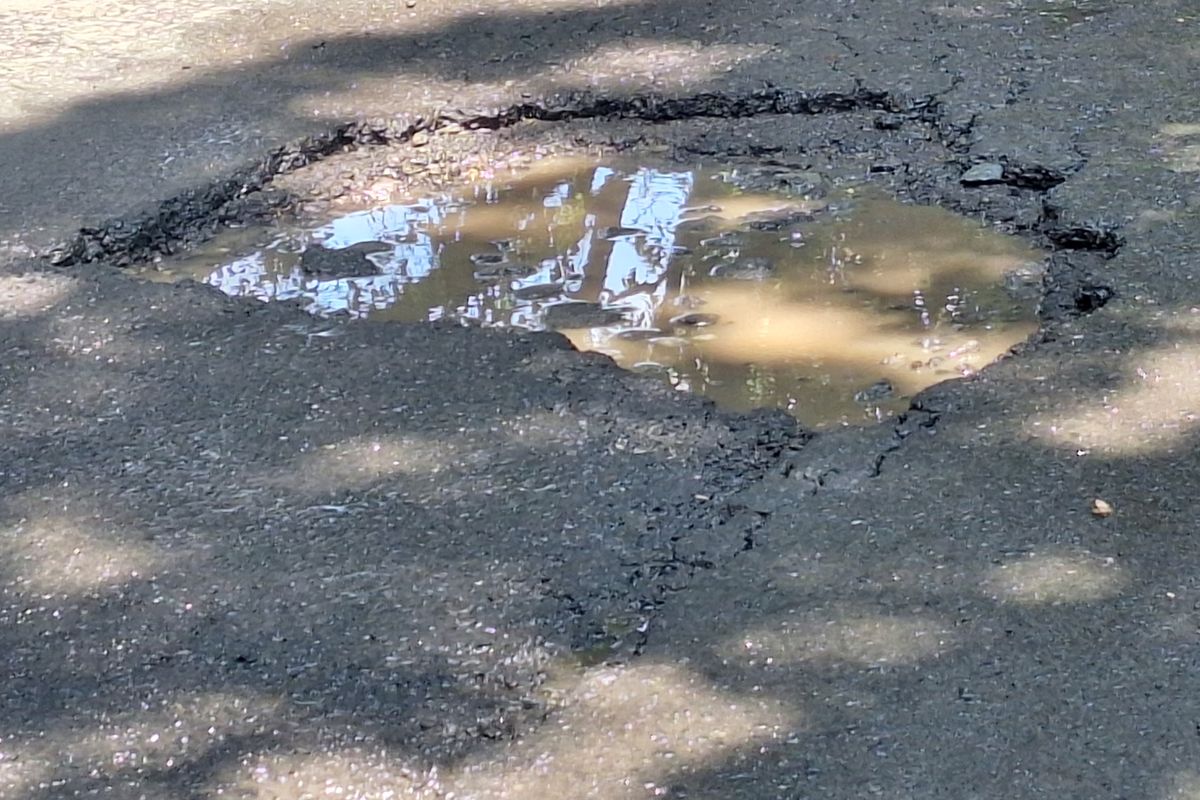 Warga minta jalan berlubang di Jalan Basoka Raya, Joglo, Jakarta Barat, diperbaiki.