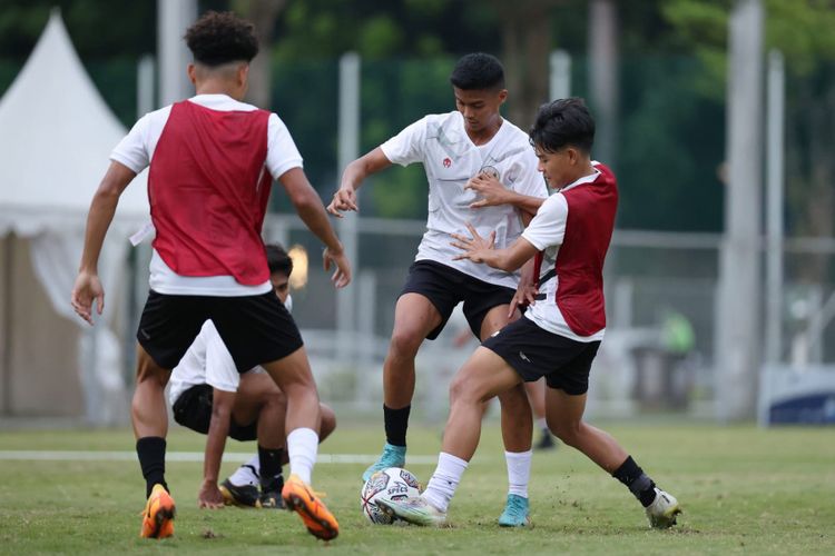 Pemain timnas U19 Indonesia saat mengikuti pemusatan latihan di Jakarta pada Jumat (26/8/2022).