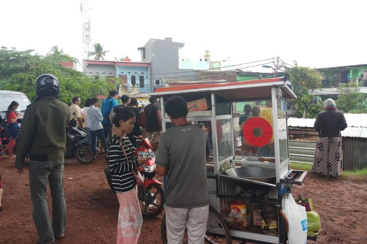 Tukang tahu bulat, Uus saat melayani pembeli di Cipinang Melayu, Jakarta Timur, Rabu (1/1/2020).