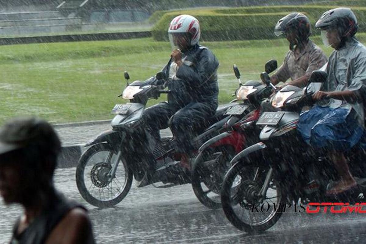 Pahami prosedur standar bersepeda motor di jalanan basah. Sepeda motor saat hujan