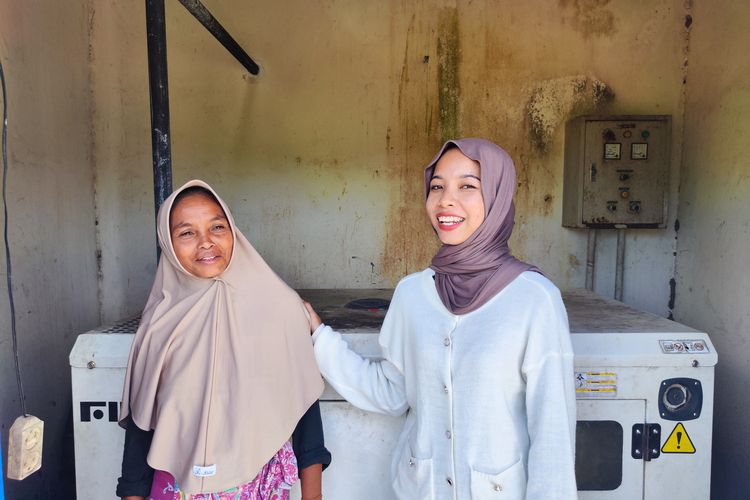 Biim dan Samsiah, ibu dan anak dari Dusun Panggonan, Desa Pandan Indah, Praya Barat Daya, NTB, yang turut menginisiasi dan megoperasikan pompa air tenaga surya.