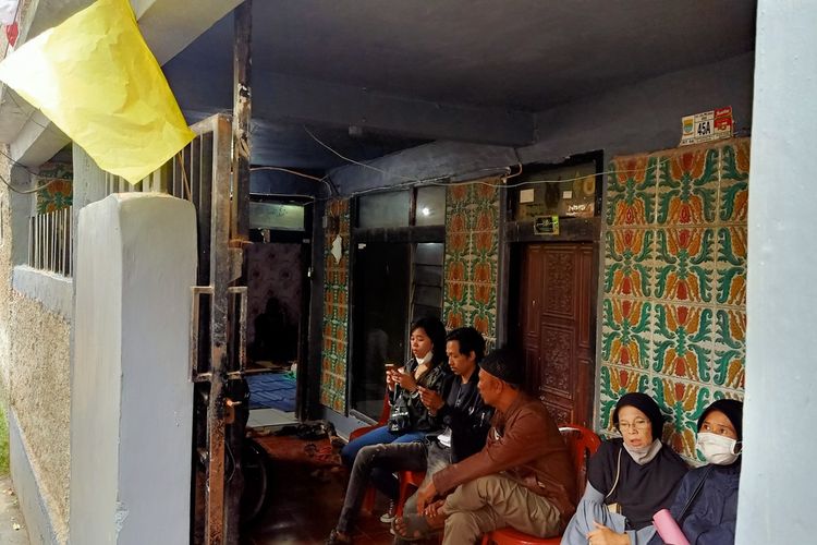 Suasana rumah duka Guru SD di Bandung yang ditusuk mantan suaminya di Jalan Sadangserang, Kota Bandung.