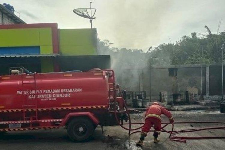 SPBU Tanggeung di Kampung Sukalaksana RT 03/04, Desa Tanggeung, Kecamatan Tanggeung, Kabupaten Cianjur, Jabar, terbakar. Akibatnya empat orang petugas mengalami luka bakar, Rabu (15/1/2025). 