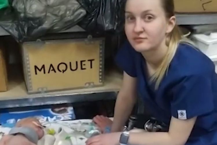 Salah satu perawat pemberani dengan bayi-bayi yang baru lahir di tempat penampungan sementara Rumah Sakit Anak Oblast Dnipropetrovsk, Kota Dnipro, Ukraina, Jumat (25/2/2022).