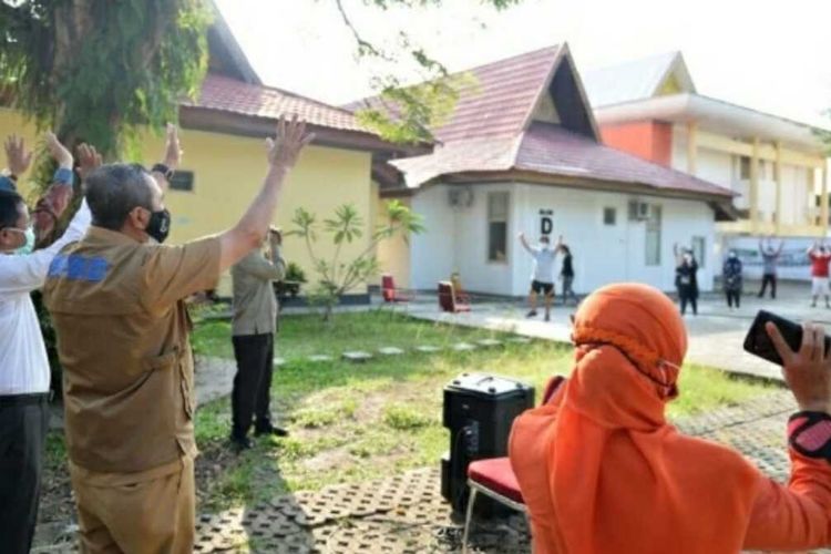 Gubernur Riau Syamsuar memberi semangat dari kejauhan untuk pasien Covid-19 yang sedang menjalani isolasi yang disediakan pemerintah di Balai Pengembangan Sumber Daya Manusia (BPSDM) Riau, Kamis (12/11/2020). Dok Pemprov Riau