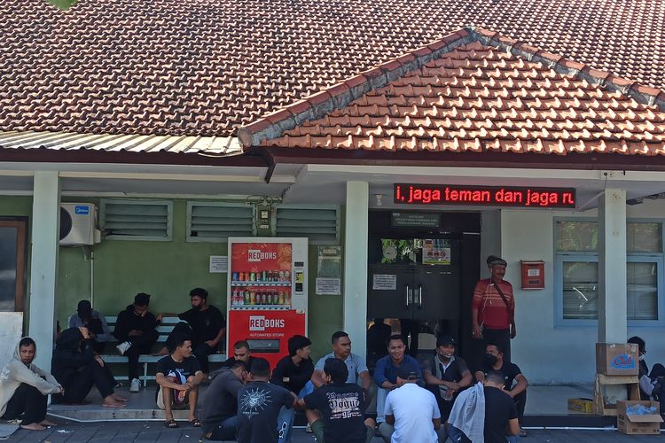 Keluarga saat menguras kepulangan jenazah kakak adik, Petrus Jewarut (31) dan Robi Aprianus (23), Rabu (12/6/2024). Keduanya tewas akibat kebakaran gudang elpiji di Instalasi Forensik RSUP Prof Ngoerah Denpasar. 