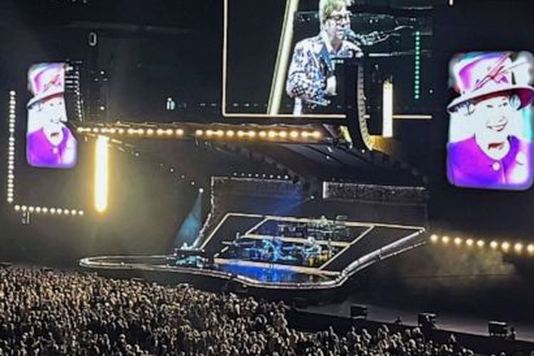 Elton John saat konser di Toronto dan beri penghormatan untuk Ratu Elizabeth.
