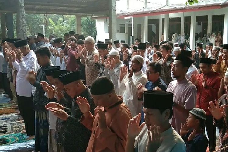 Jemaah Majelis Tafsir Al Quran Perwakilan Kabupaten Magelang melaksanakan salat Idul Adha di Dusun Jurusawah, Salaman, Minggu (16/6/2024).
