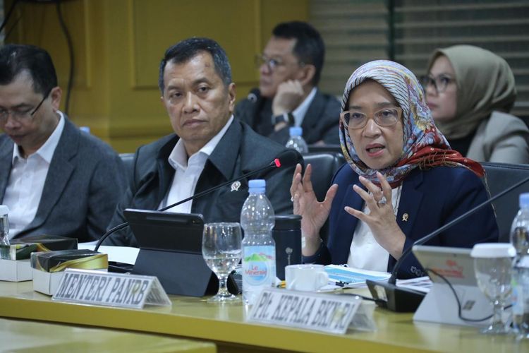 Menteri Pendayagunaan Aparatur Negara dan Reformasi Birokrasi (Menpan RB) Rini Widyantini bersama Wakil Menpan RB Purwadi Arianto menghadiri rapat kerja dengan Komite I DPD RI di Jakarta, Selasa (3/12/2024). 