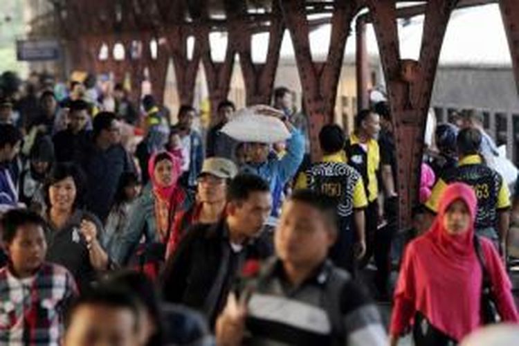 Pemudik tiba di Stasiun Senen, Jakarta Pusat, menggunakan kereta Fajar Utama Yogyakarta, Jumat (1/8/2014). Sebanyak 45.480 orang pemudik kembali ke Jakarta terhitung 30 Juli hingga 1 Agustus.