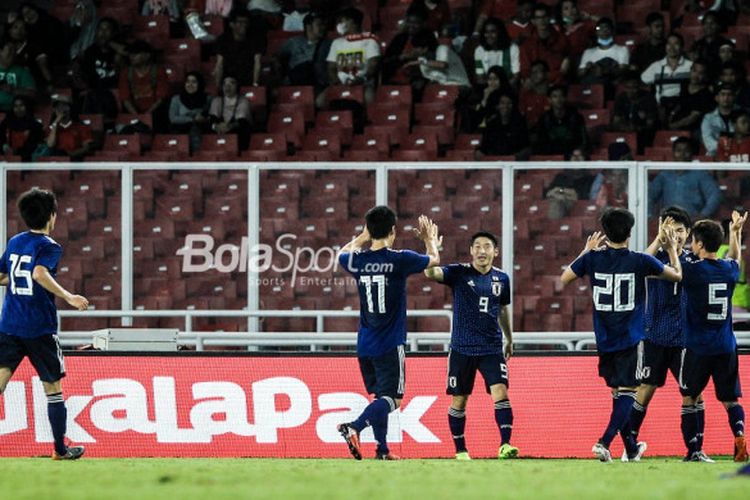 Para pemain timnas U-19 Jepang merayakan gol ke gawang timnas u-19 Indonesia di Stadion Utama GBK, MInggu (25/3/2018).
