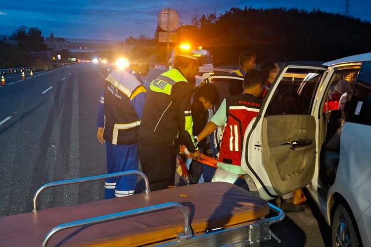 Sopir Mengantuk Sebabkan Avanza Berisi 9 Penumpang Kecelakaan di Tol Permai, 2 Tewas
