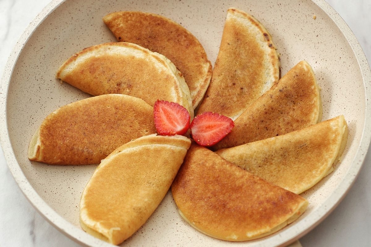 Ilustrasi martabak manis stroberi.
