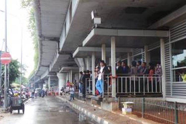 Calon penumpang bus transjakarta menumpuk menunggu bus hingga berjam-jam di Halte Transjakarta Kampung Melayu, Jatinegara, Jakarta Timur, Jumat (6/12/2013). Pemogokan sopir bus transjakarta itu menyebabkan perjalanan bus terganggu.