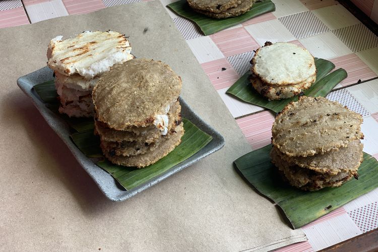 Tekstur luar bika talago cukup kering, mengingat proses masak menggunakan api atas dan bawah yang cukup besar. Begitu dibelah, bagian dalam bika ini terasa lembut dan gurih untuk varian original.