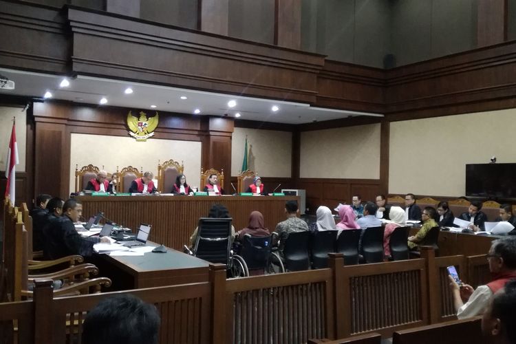 Sidang pemeriksaan saksi untuk adik mantan Gubernur Banten Ratu Atut Chosiyah, Tubagus Chaeri Wardana.