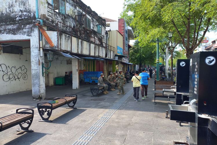 Suasana kawasan Malioboro, Kota Yogyakarta, sepi tanpa pedagang kaki lima yang sudah direlokasi, Kamis (3/2/2022). Sejak Selasa (1/2/2022), PKL Malioboro mulai menempati dua bangunan yang menjadi lokasi baru berjualan yang disiapkan Pemerintah Daerah Istimewa Yogyakarta (DIY), yakni Teras Malioboro 1 (eks Bioskop Indra) dan Teras Malioboro 2 (bekas gedung Dinas Pariwisata).