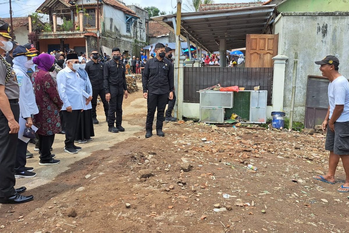 Wakil Presiden Ma'ruf Amin berdialog dengan warga saat mengunjungi Kampung Gunung Lanjang, Desa Cijedil, Cianjur, Rabu (4/1/2022), kampung ini adalah salah satu wilayah terdampak gempa bumi pada 21 November 2022 lalu.