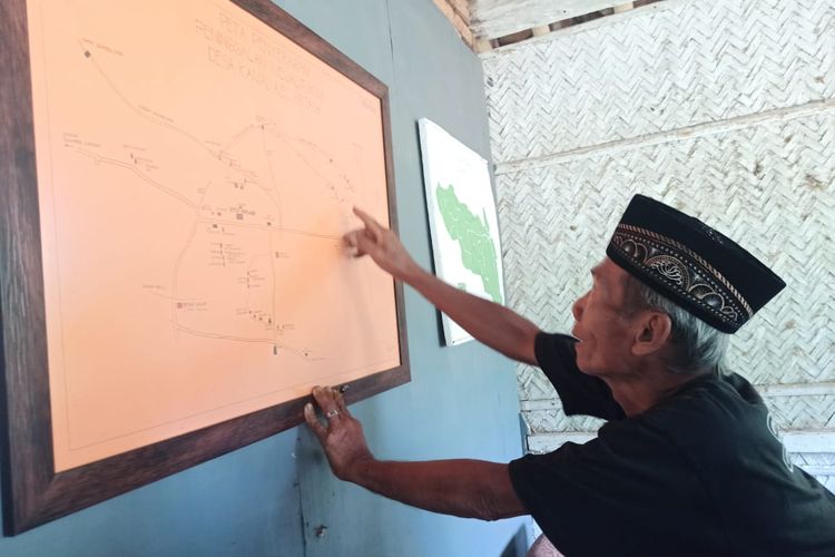 Abdul Rahman, juru pelihara situs duplang saat menjelaskan peta sebaran batu bersejarah di Desa Kamal Kecamatan Arjasa Kabupaten Jember 